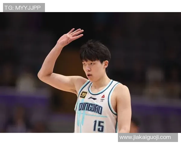 解说：杨瀚森想策应但主帅让去底角 说明球队不给杨单独布置战术